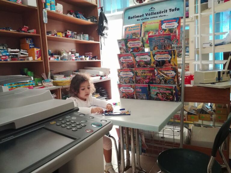 Libraritë u rihapën, por kryesojnë shitjet online. Më të kërkuara “paketat familjare”