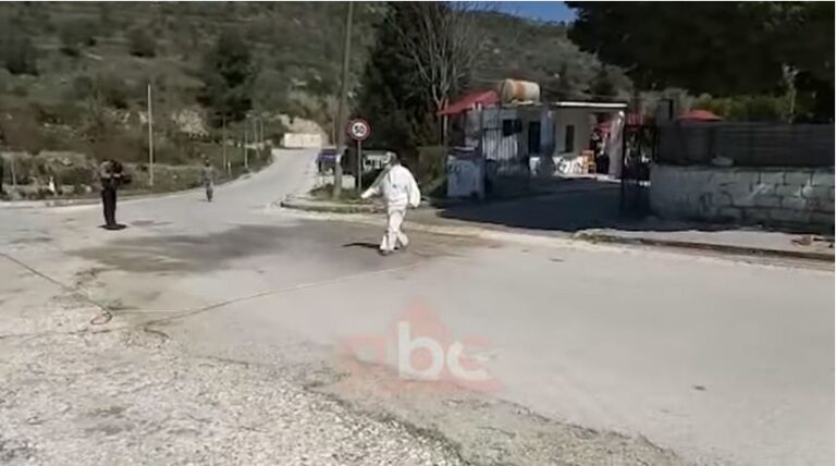 E shoqëruan vetëm tre veta, pastaj dezinfektuan rrugën: Momentet e pabesueshme nga varrimi i burrit që vdiq nga koronavirusi
