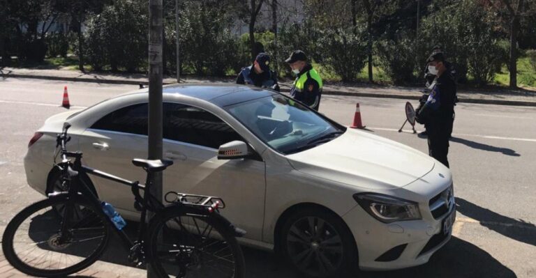 Shkel urdhrin, Policia ndalon aktorin e njohur të humorit