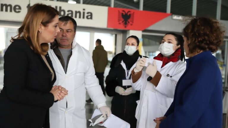 Në 24 orë kanë hyrë 17,770 udhëtarë/ Manastriliu: Të rritet vigjilenca