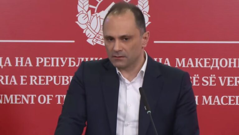 Kryeministri dhe shefi i opozitës në Maqedoninë e Veriut në karantinë të detyruar, kanë takuar një gazetar që kishte….