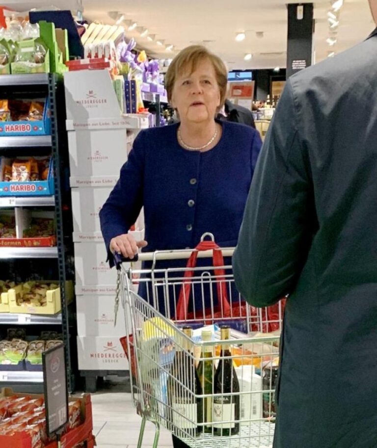 Angela Merkel bën pazar si çdo gjerman