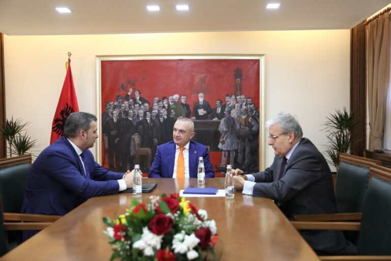 Presidenti Meta pret në takim Guvernatorin e Bankës së Shqipërisë, Gent Sejko