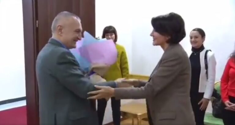 Meta pret Atifete Jahjagën në zyrë, i dhuron një buqetë me lule për 8 marsin (VIDEO)