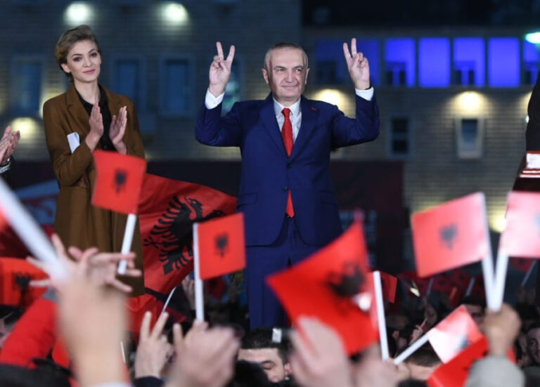 (VIDEO) Fjalimi i Presidentit Meta: Këtë flamur e ngrita në respekt të të gjithë miqve tanë të mëdhenj në Amerikë