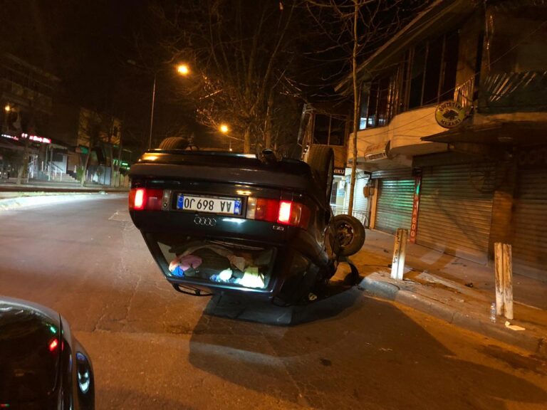 Ecte me shpejtësi skëterre, makina e policit përfundon me rrota në ajër në Kamëz (Foto+VIDEO)