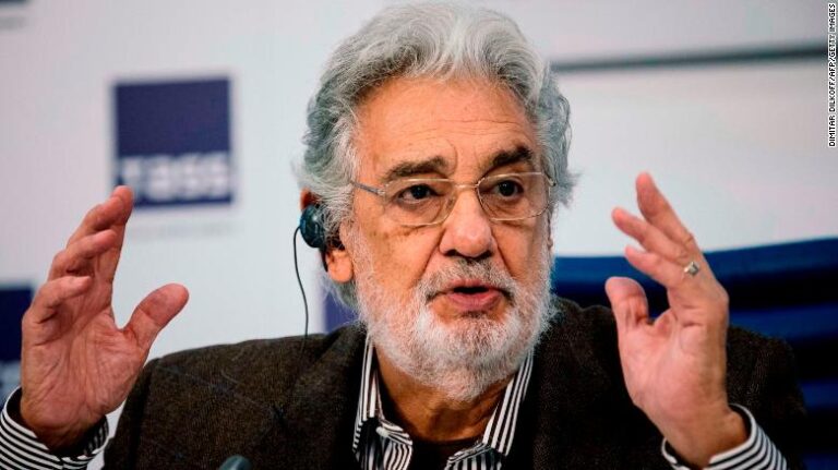 Një javë më parë rezultoi pozitiv me COVID-19/ Tenori Placido Domingo shtrohet në spital