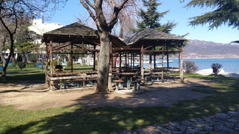Bashkia Pogradec: Të moshuarit mbajini në shtëpi, me hir ose pahir nuk do dalin më