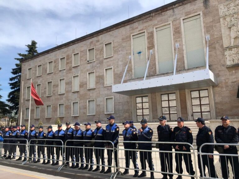 Manifestimi i thirrur nga Presidenti, Policia “blindon” bulevardin me 1000 efektivë