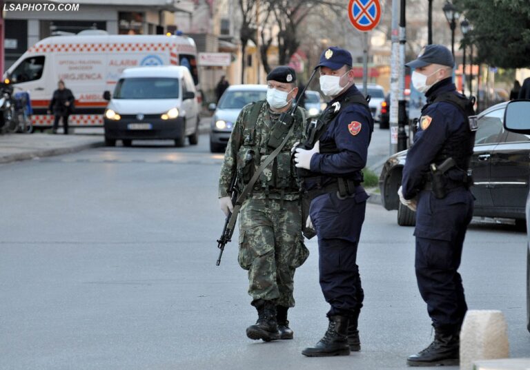 Theu rregullin për të qëndruar në banesë, arrestohet i riu në Elbasan
