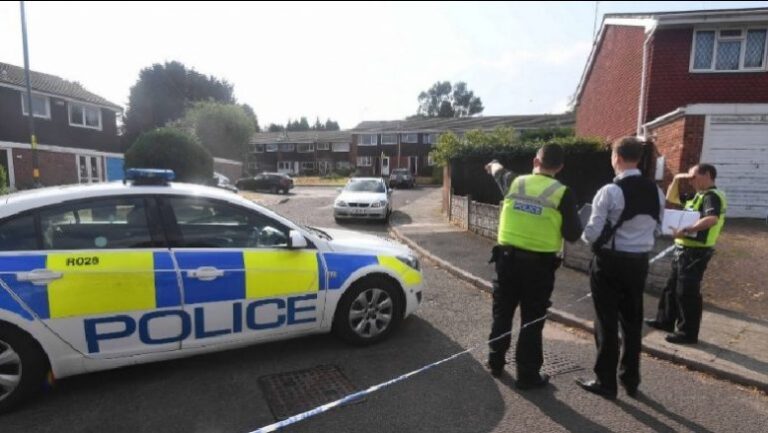 Pështyu policët dhe u tha se ishte me coronavirus, britaniku dënohet me 12 muaj burg