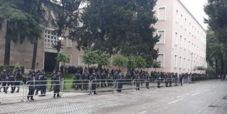 “Vini, bën mirë që ke frikë. Po vjen populli”