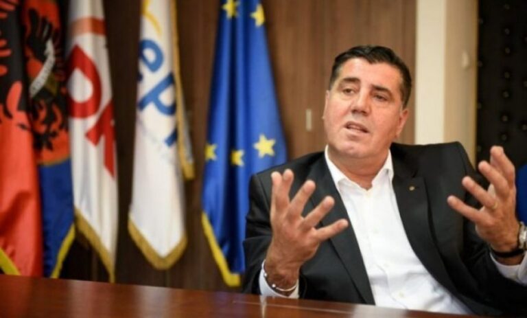 Vetizolohet politikani shqiptar, ishte në ditëlindjen ku këndoi këngëtari me koronavirus