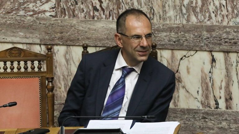 “Të gjithë të dyshuar”, Ministri teshtin në Kuvend dhe shkakton panik në sallë