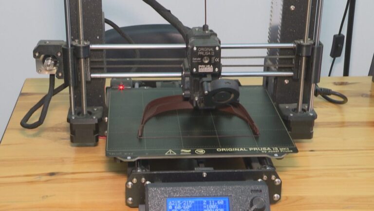 Printera 3D për të prodhuar maskat për mjekët