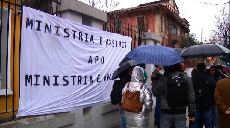 Protestë në 7 mars, Vetëvendosja: Shahini të ndërhyjë urgjent, ka dhunë në shkolla