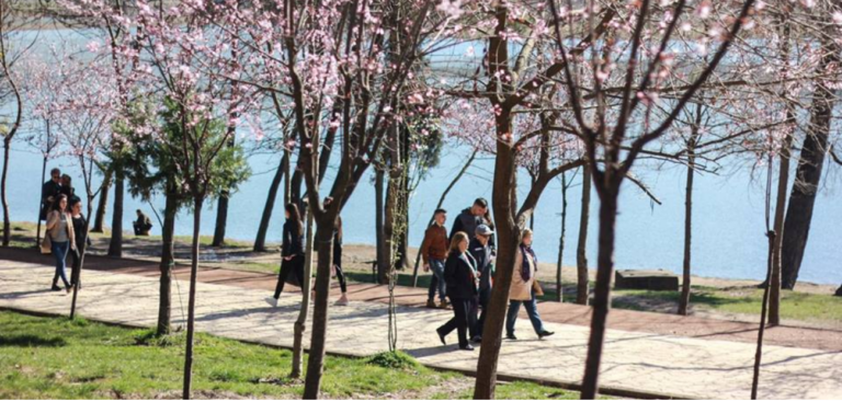 Kryeqytetasve nuk u bëhet vonë për koronavirusin, me dhe pa maska lëshohen te Liqeni