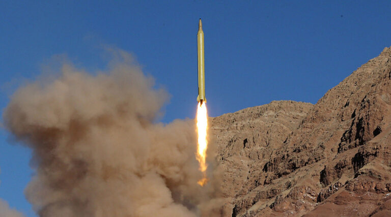 Koreja e Veriut rifillon testimet raketore