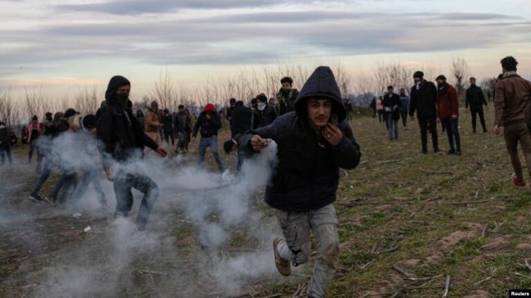 Kriza e refugjatëve/ Vazhdojnë incidentet me migrantë në kufirin midis Turqisë dhe Greqisë