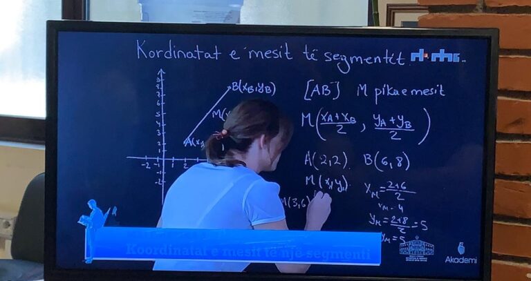 Koronavirusi izolon fëmijët në shtëpi, shkolla vazhdon në televizor