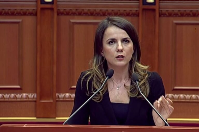 Rudina Hajdari shpërthen në parlament: Pazarxhinjtë e politikës së vjetruar orkestruan krizën e radhës