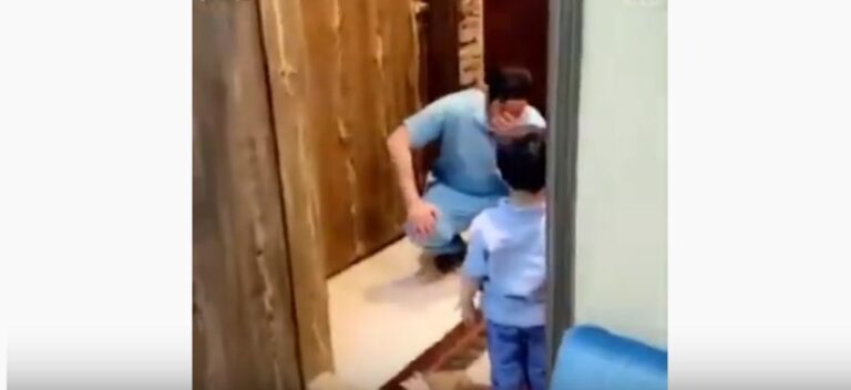 E dhimbshme! Infermieri bie në tokë dhe shpërthen në lot pasi refuzon fëmijën e vet ta përqafojë