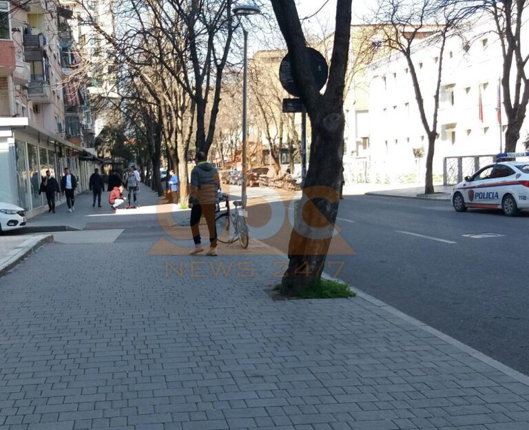 “Qëndroni në shtëpi!”: Deputeti “i pabindur” i PS fotografohet në rrugë
