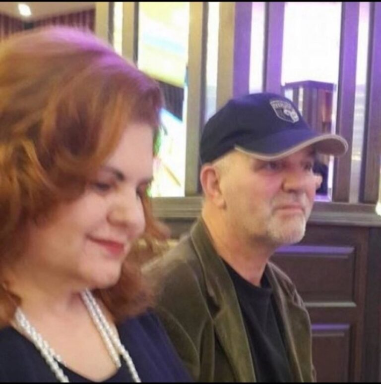 Këngëtarit shqiptar i vdes gruaja: Nuk pres njerëz në shtëpi, më ngushëlloni në Facebook