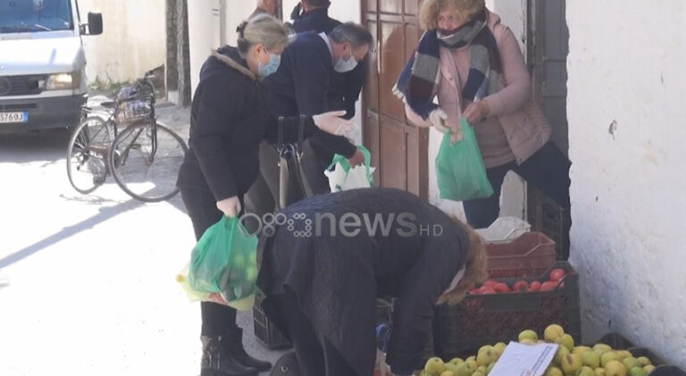 Elbasan, fruta e perime në trotuar, produktet e tryezës, shiten pa kushte higjieno-sanitare