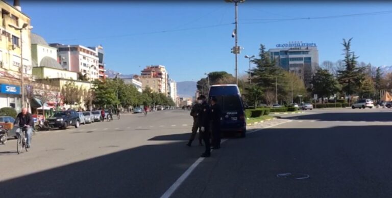Shkodra në “shtet-rrethim”, mbyllen fabrikat e fasoneve. Kontrolle në markete e furra buke