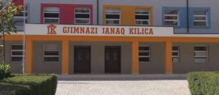 Drejtoresha e shkollës në Fier konfirmon: U hodh një lëndë nga një minoren, rasti i përsëritur