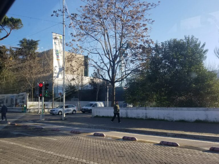 Gjobë kush del në rrugë edhe në këmbë. Orët kur mund të lëvizni