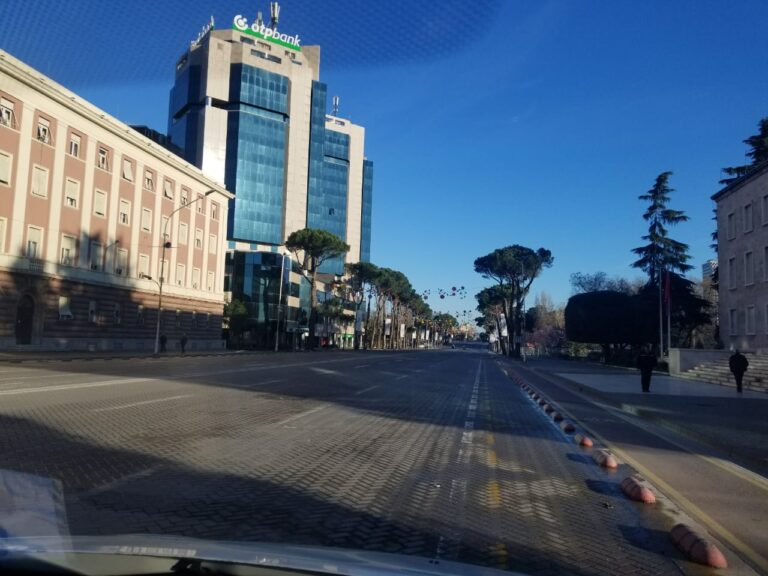 Koronavirusi “gjunjëzon” turizmin në Shqipëri! Goditje për ekoniminë