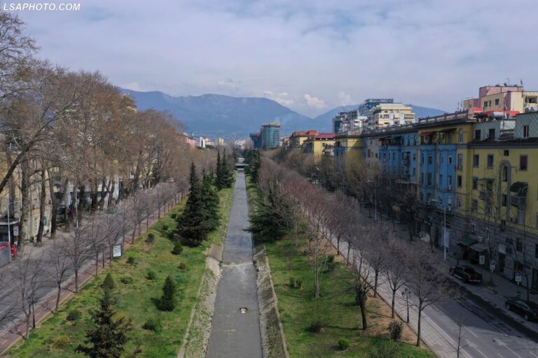 FOTO-Reportazhi/ E diela në kryeqytetin bosh, ballkonet të vetmet hapësira për të kaluar kohën