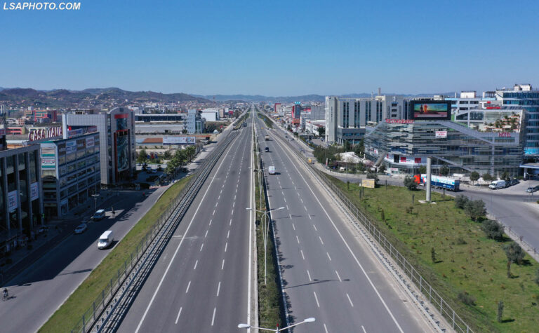 Situata e Koronavirusit/ Dita e 6 e shtetrrethimit. Ja si duket Tirana nga larg (Plane me dron)