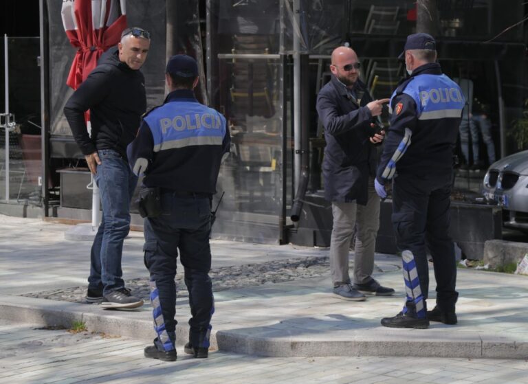 Tirana në 25 FOTO/ Masa kundër koronavirusit, policia kontrolle në rrugë, merret në pyetje çdo qytetar