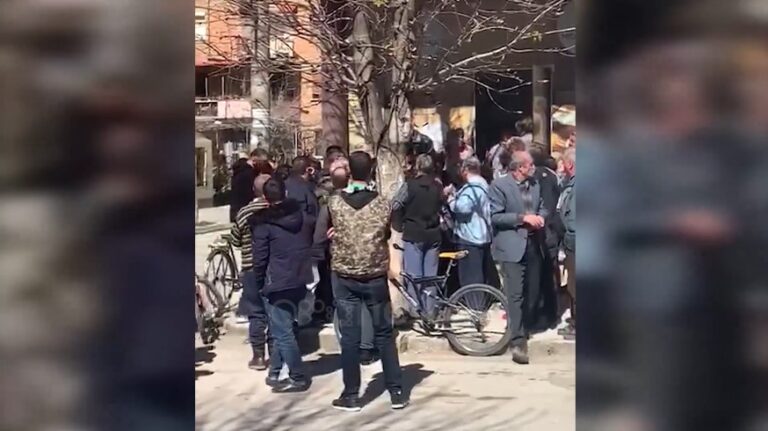 Pazari para shtetrrethimit në kohë lufte, pamjet që të ofronin qytetet sot