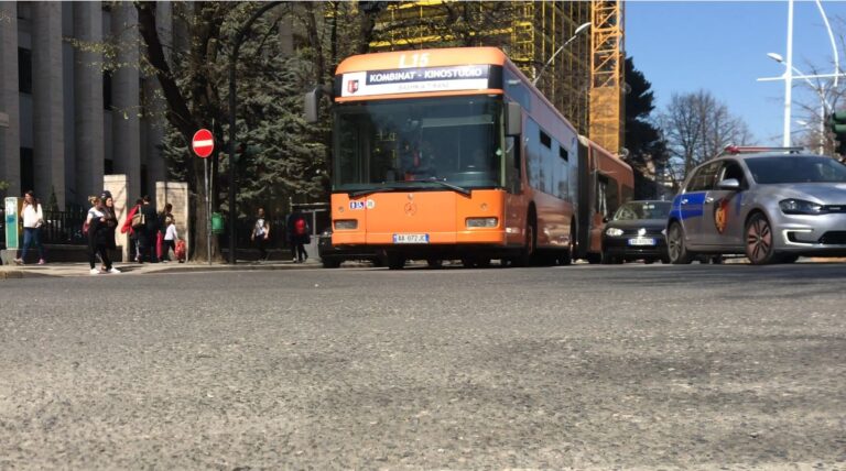 Masat për koronavirusin. Tirana dhe Durrësi ndalojnë transportin urban. Urdhri hyn në fuqi që sot