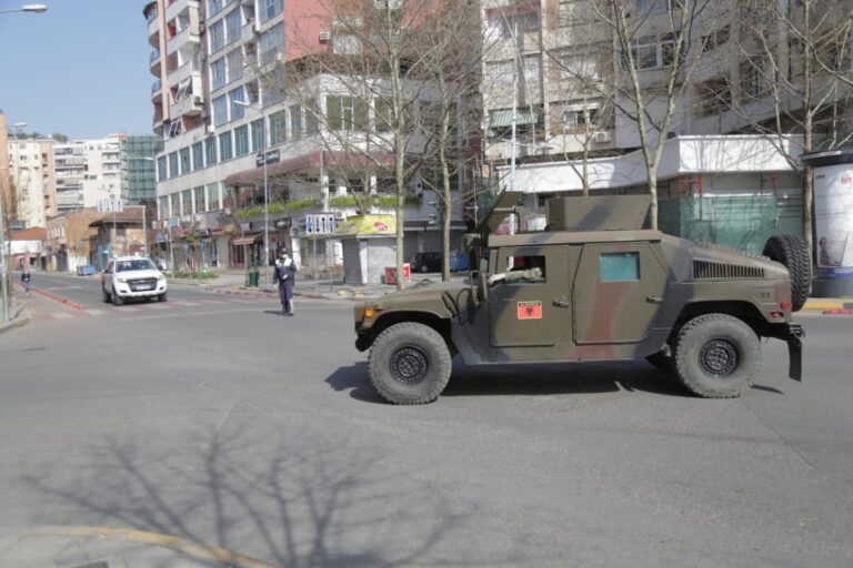 Populli i këndon frikës së pasanikëve nga koronavirusi