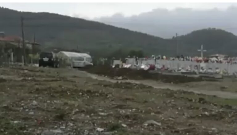 E trishtë/ Covid 19 ndryshon zakonet, 72-vjeçarja përcillet e vetme në banesën e fundit