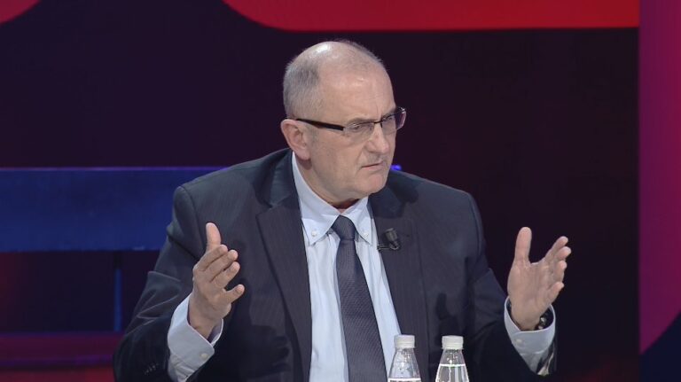 Vasili i kthehet Ramës: Pacientit 2 metrosh, edhe një tigan me ilaçe nuk i bën derman