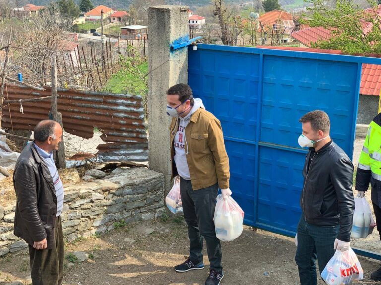Pako me ushqime edhe në fshatrat më të largët, Veliaj shpërndan ndihmat për familjet në Mushqeta