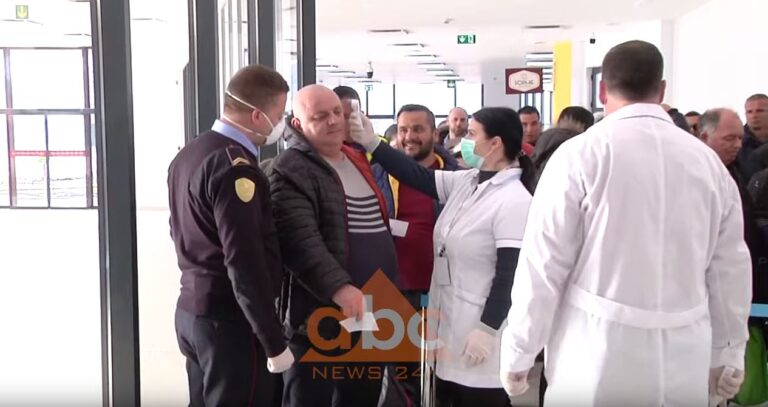 “S’më gjen gjë se jam shqiptar”, italianët që mbërritën në Vlorë: Situata është kaotike