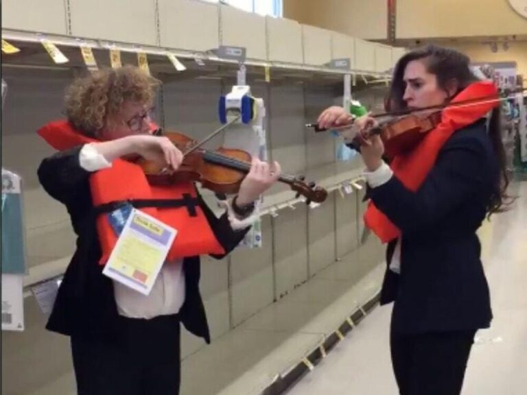 Violinistet interpretojnë himnin e “Titanik” para rafteve të letrave higjenike bosh