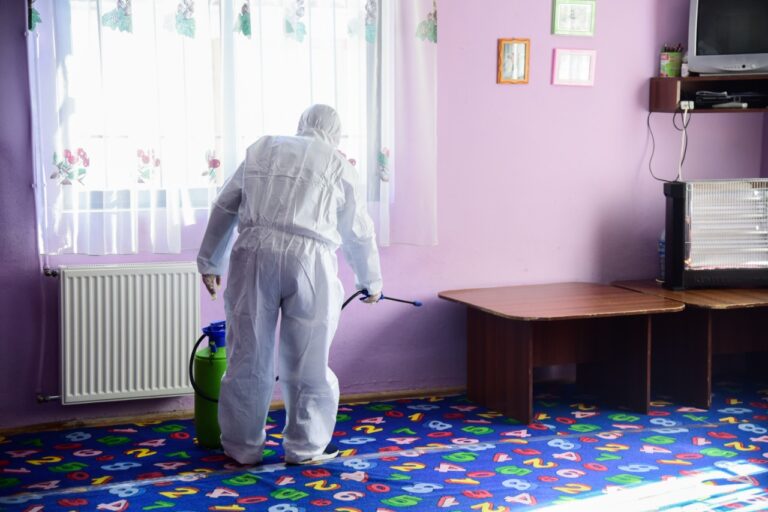Bashkia e Elbasanit nis dezinfektimin e shkollave, kopshteve dhe çerdheve kundër koronavirusit