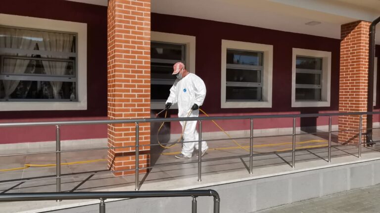 Koronavirusi erdhi. Nis dizinfektimi i shkollave në Lushnjë