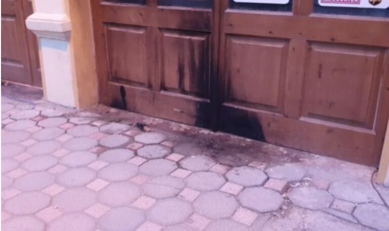 “Çmendet” vlonjati, spërkat me benzinë dhe i vë flakën dyqaneve pranë zonës muzeale