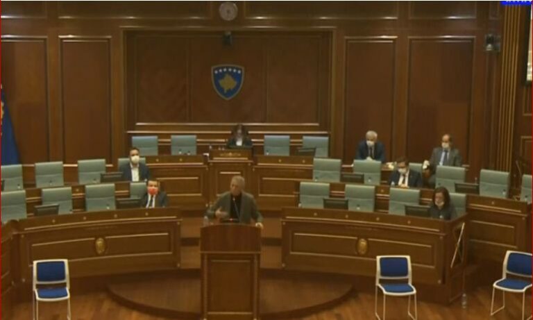 E ndaluar me ligj, Haradinaj ndez cigaren brenda sallës së Kuvendit (FOTOT)