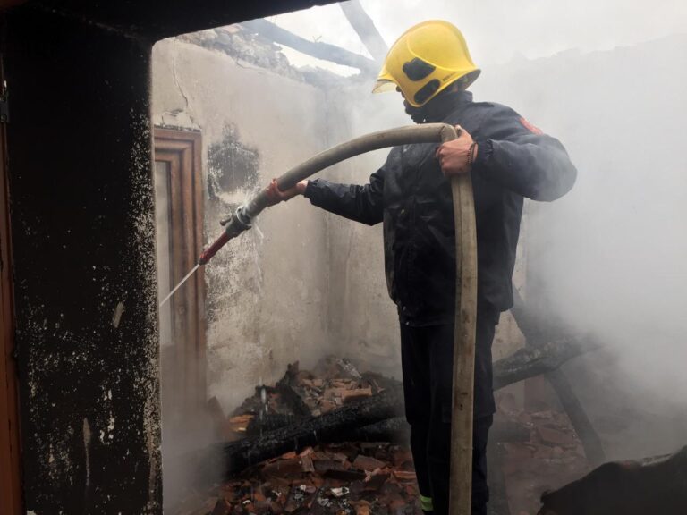 Zjarr në një shtëpi në Devoll, ndërron jetë e moshuara (Foto)