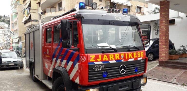Sarandë, përfshihet nga flakët dyqani i rrobave